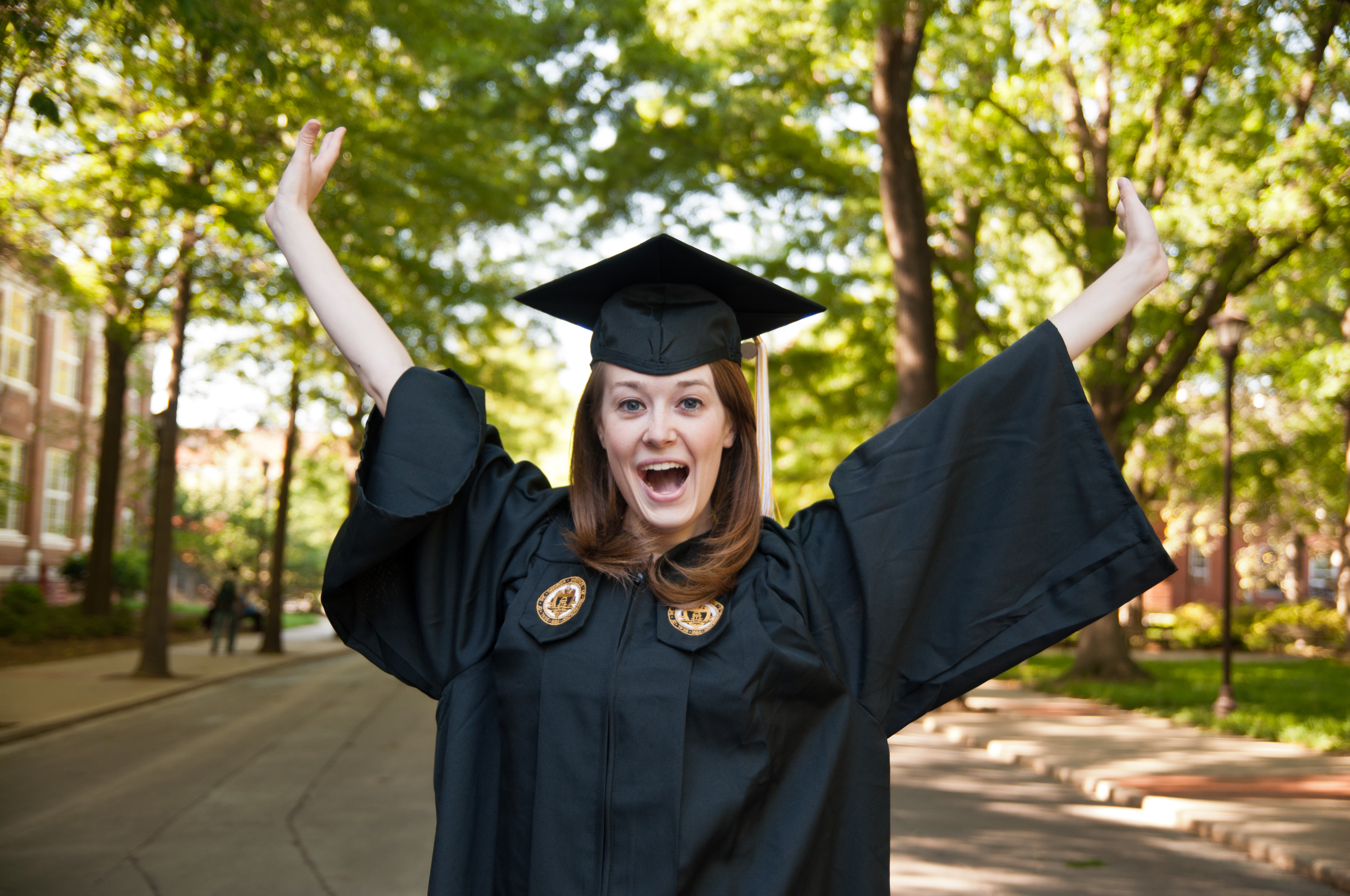 Graduate student. Девушка бакалавр. Девушка закончила университет. Студенты в мантиях счастливые. Девушка выпускница университета.